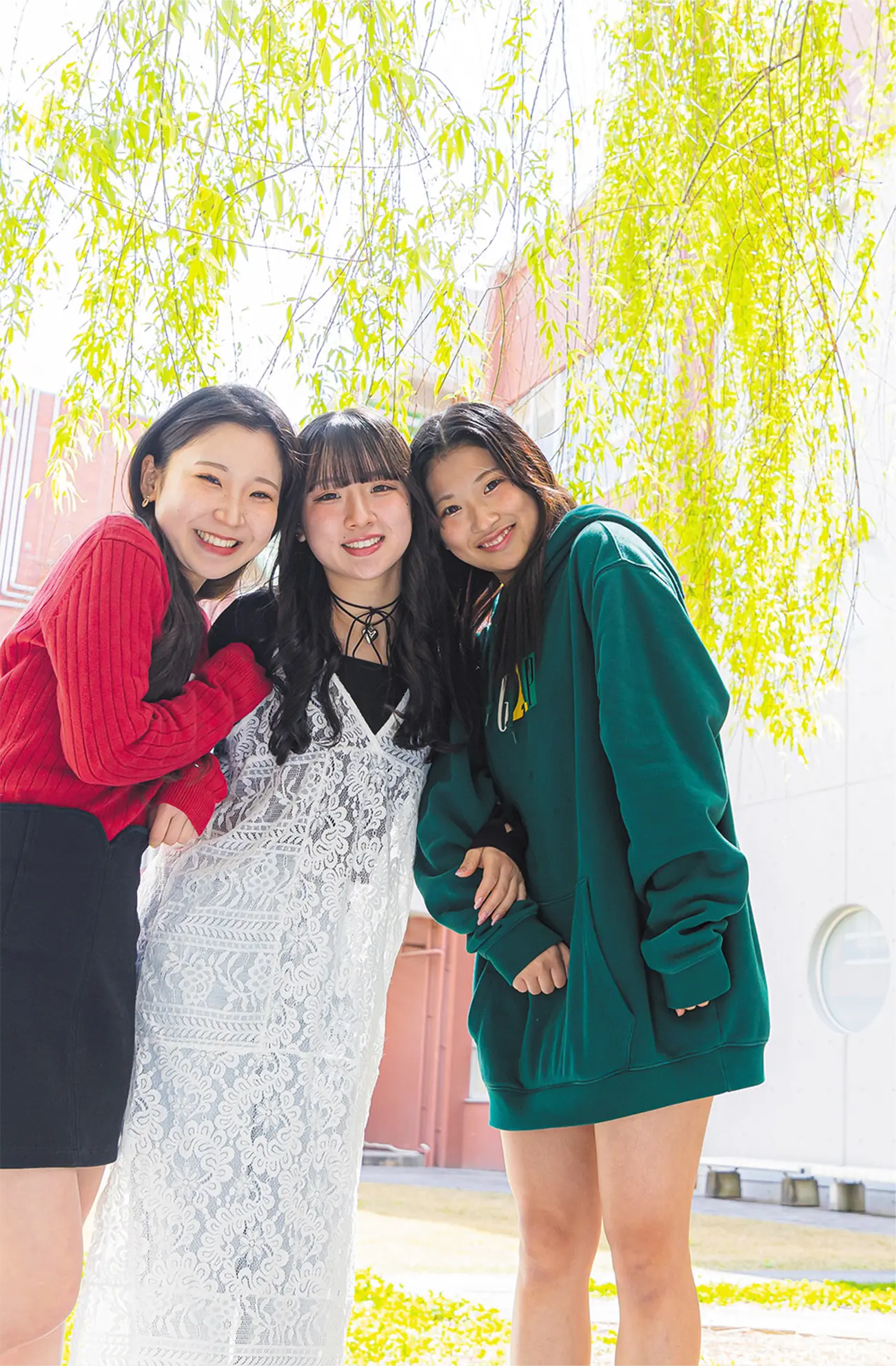 やさしい雰囲気のキャンパスで笑い合う学生たち。楽しく学び、仲間と育ちあう短大生活。